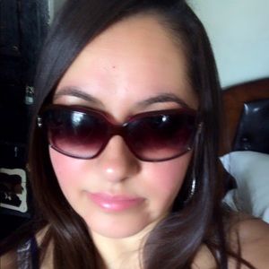 Meet your Posher, Rogelia